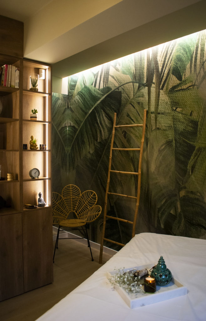 Zabieg Reiki w nastrojowym wnętrzu – delikatne światło, spokojna pozycja ciała i terapeuta pracujący z energią dłoni.